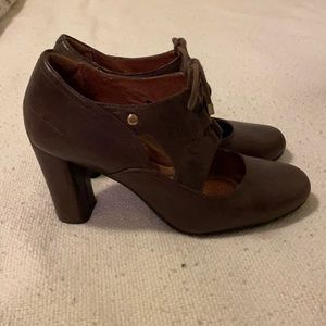 Clark’s brown leather lace up booties in size 7.5